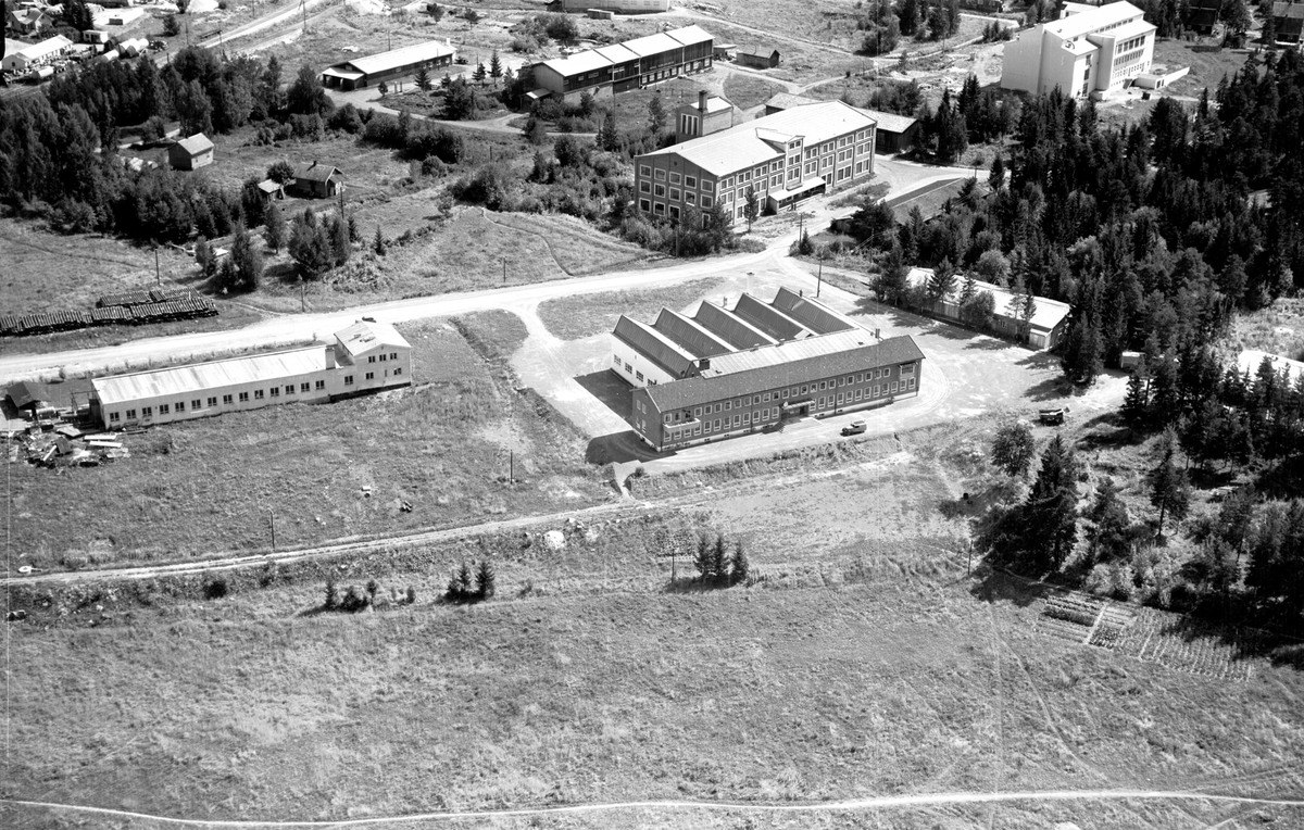 Hamar, Flyfoto, Martodden, Fra venstre: Ma-Tro-Fa fabrikken fra 1950, K. A. Rasmussen edelmetall bygd i 1950, Birkebeinervegen 21 Stålverket bygd i 1918-19 Thynes Møbelfabrikk fra 1949 senere bruk Herman Mehrens: Merit konfeksjon i 1956, Statens Skogfrøverk i lys bygning bygd i 1953, Hamar Sagbladfabrikk bak Stålverket,