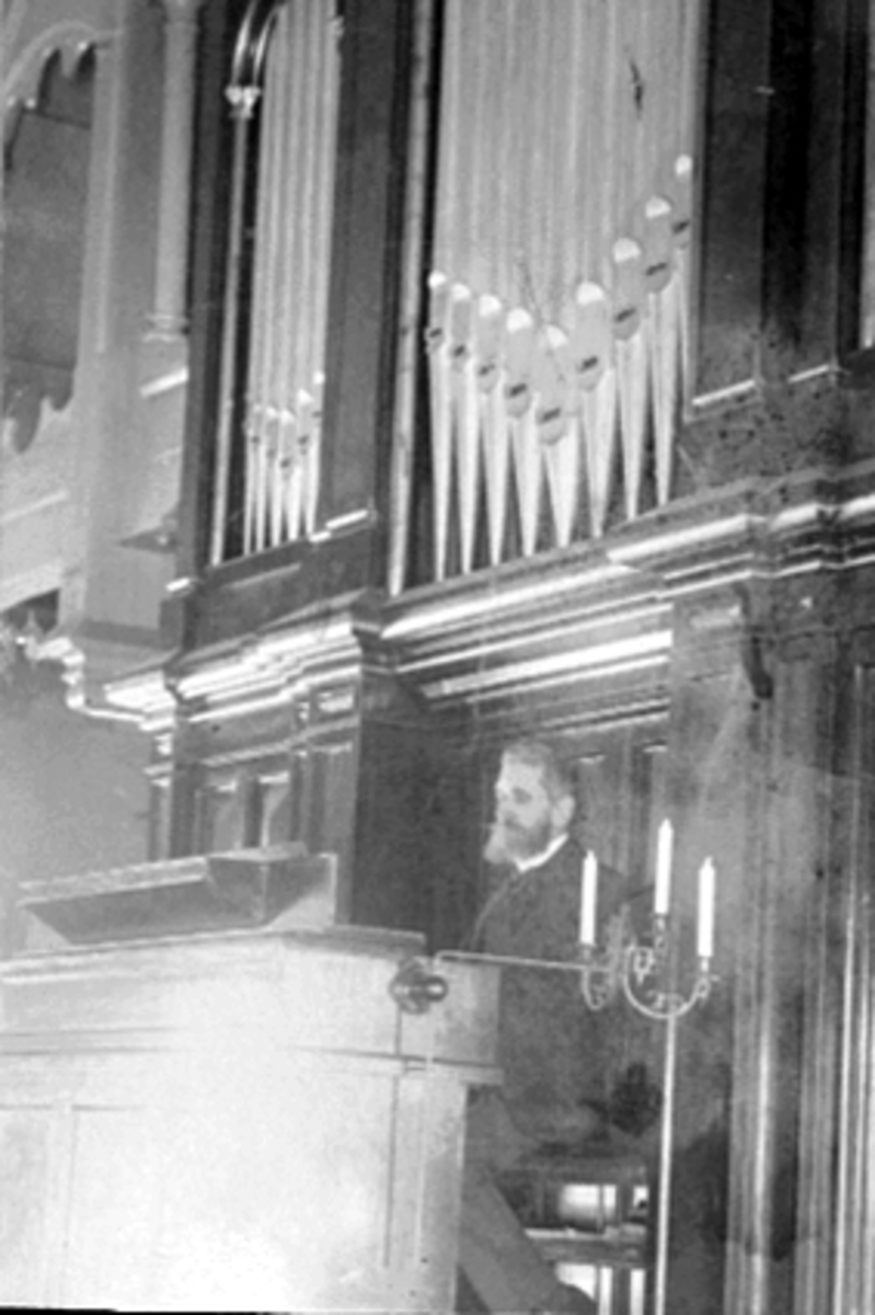 Ingmar Messelt, musikklærer, ble ansatt som organist i 1883. Hamar Domkirke, spiller kirkeorgel. 