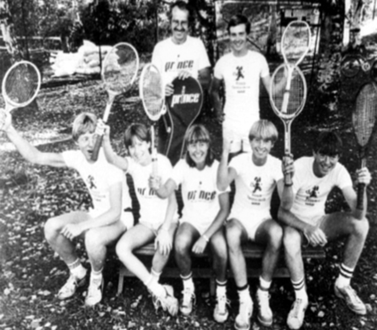 Hamar Idrettslag HIL tennisgruppa, gruppe tennispiller foran ra venstre: H. Husum, A. T. Mengshoel, K. Jensen, A. Jensen, G. Ørbæk