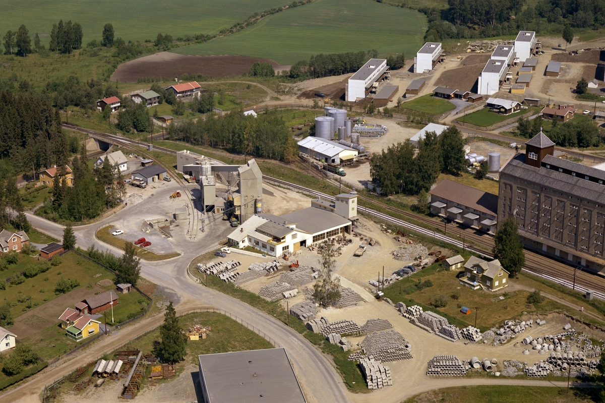 Hamar, Flyfoto, Martodden, Birkebeinervegen 33 Hamar betongfabrikk bygd i 1959, på andre siden av jernbanelinja: Statens Kornsilo, de første blokkene i Vestenga borettslag er oppført, det grønne huset foran Kornsiloen er Solbakken,