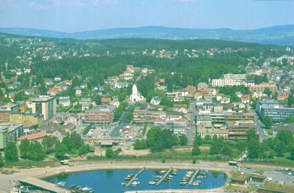 Hamar, flyfoto, bypanorama, sentrum, Midtbyen, Strandgata, Strandgateparken, Hamarbukta, åttemetersplanet, Hamar småbåthavn, molo, Busy Butler åpnet servering 22. oktober 1968, drive-in-restaurant, Shell bensinstasjon kalt Busy Service,