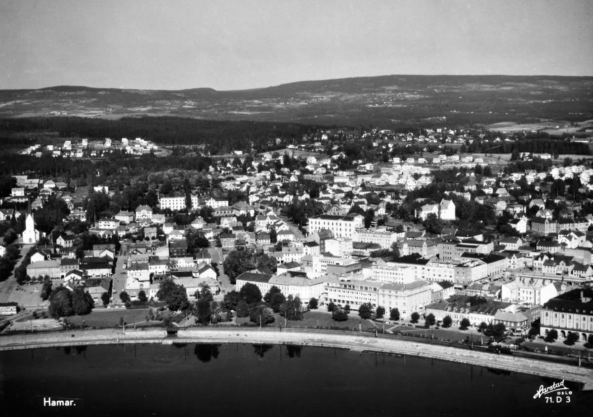 Postkort, Hamar sentrum, Flyfoto, Hamarbukta og Strangateparken i forgrunnen,