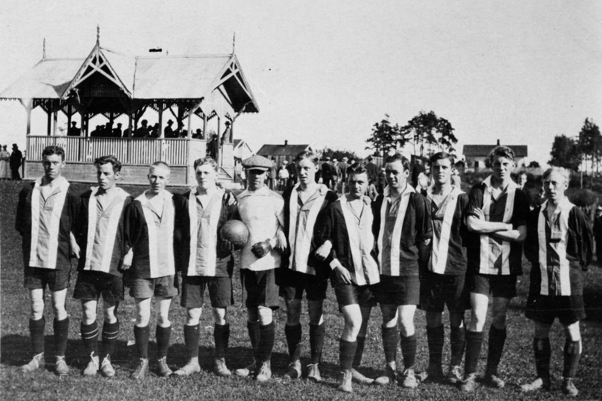 Postkort, Hamar, Utstillingsplassen, gruppe 11 fotballspillere fra Hamar Idrettslag, HIL fotballag, musikkpaviljong, fotballdrakter, 
