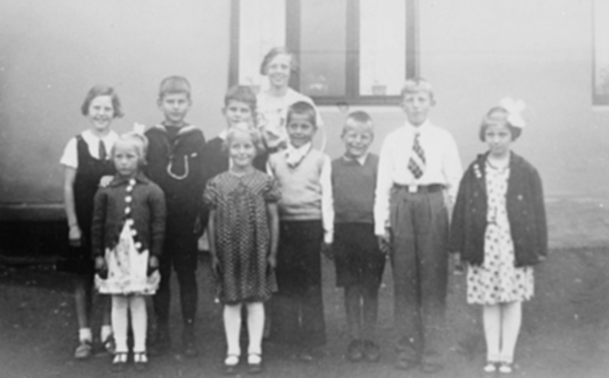 Sverresgate 56, Hamar. Barn fra Holsjordet. 1 rad fra v:  Randi Lundby, Helga Alhaug, Arne Hoel Andersen, Knut Thallaug, Odd Østbye, Gerd Sagsveen. Bak: Inger Arstad, Bjørn Knuds, Finn Knuds, Solveig Bryhn. Tvillingbursdag 17. juni 1937.