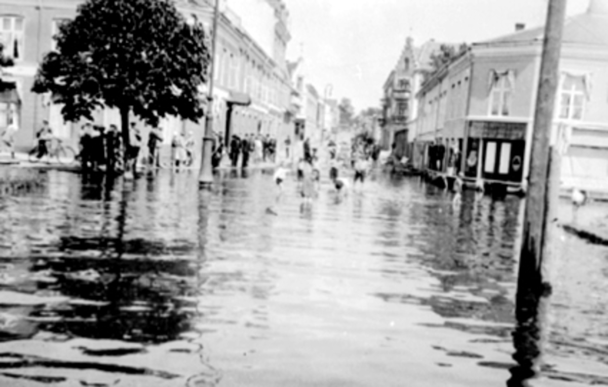 Hamar, Enggata - Strandgata, Flom 1927, Mjøsflommen 1927, barn leker,