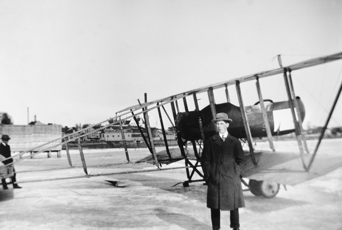 Hamar, Mjøsisen i Hamarbukta, ingeniør Sverre Hagen med flyet en Farman Shorthorn FF-2, flyvemaskinen var utstyrt med både ski og landingshjul, løytnant og flyver Johan Stang og Sverre Hagen fløy under jernbanebrua på Minnesundbrua 28. januar 1923 med dette flyet da de skulle frakte det fra Kjeller til Hamar for første gang. Flyet fikk registreringsnummer N-22,