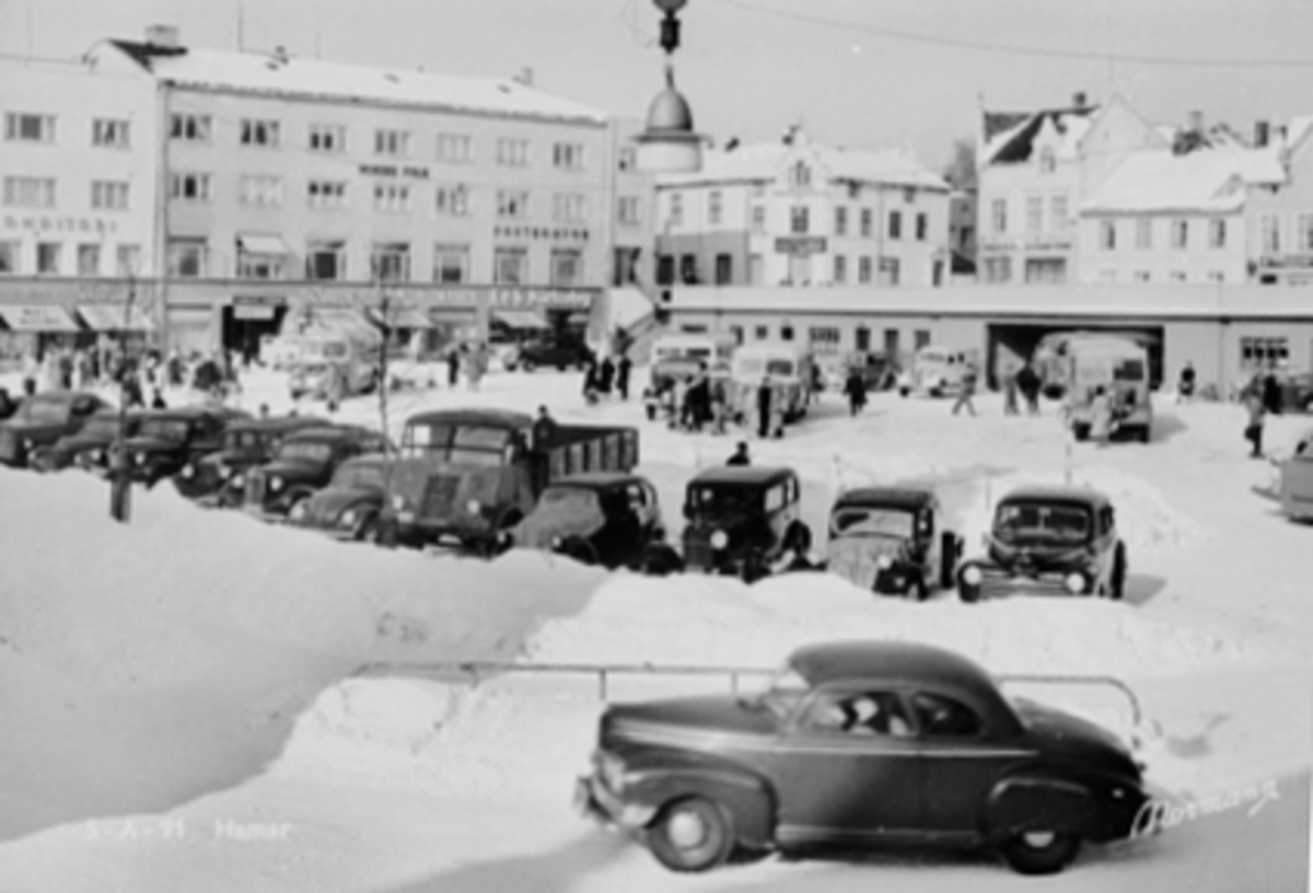Postkort, Hamar, Østre Torg, Rutebilstasjon, parkering av busser og biler, vinter, 
