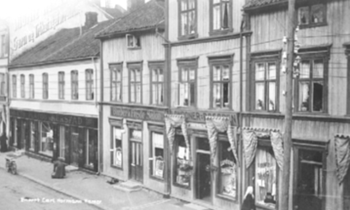 Postkort, Hamar, Londoner-Basaren i Torggata 71, forretningene til K. Pinnerud, Platou Murstad. Butikkfasader.