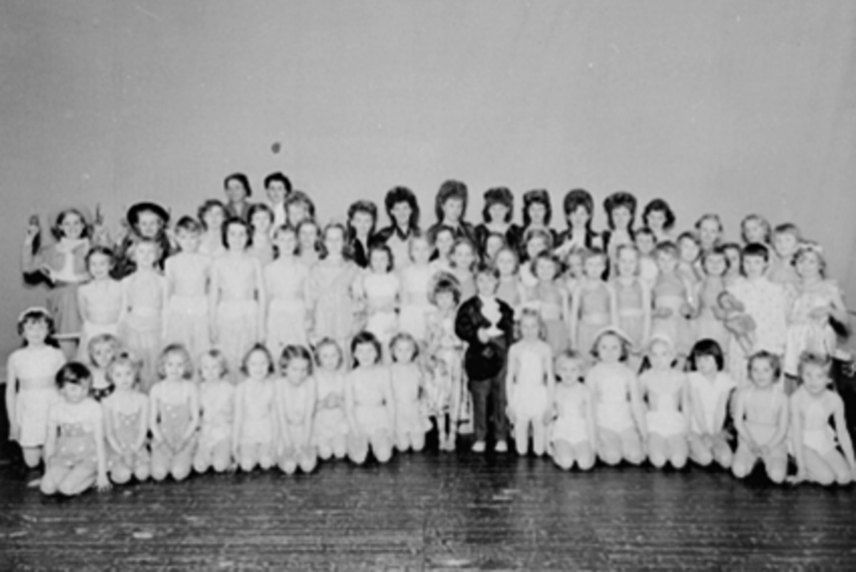STOR GRUPPE PIKER, KIKKI SÆTHERHAUGS BALLETTSKOLE, BALLETTDANSERE