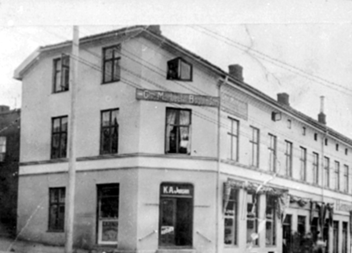 Hamar, Torggata 19 (senere Torggata 43), den første bygården på tomta ble bygget i 1850 året etter at byen ble stiftet. Denne bygningen Klungsethgården, brant 3. november 1880. K. A. Jensens forretning, Chr. Morbechs bokbinderi.