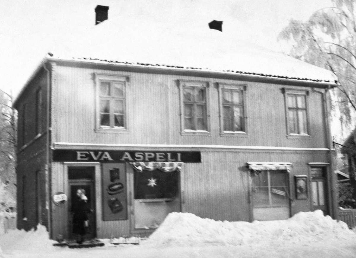 Hamar, Folkestads gate 24, Eva Aspeli Kolonial, butikk, Aspelibutikken, tok over forretningen etter Emilie Krogsgaard i 1946,
