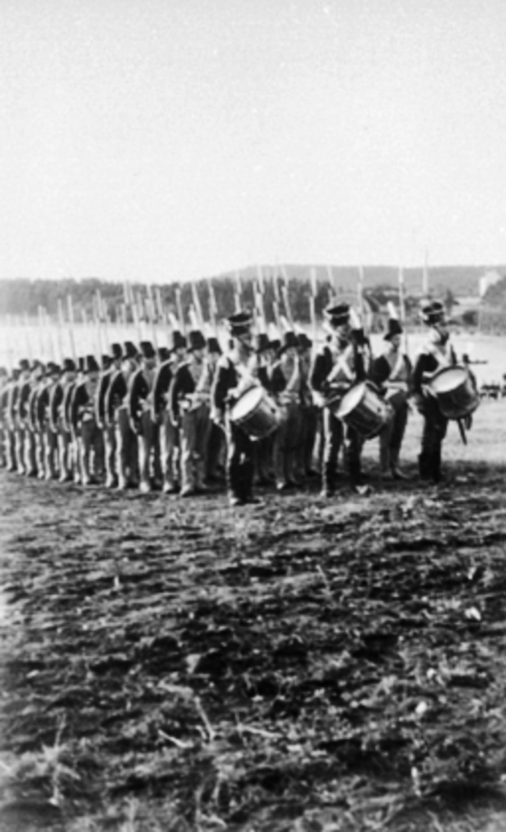 MILITÆROPPVISNING, HISTORISK OPPTOG PÅ DOMKIRKEODDEN, TROMMESLAGERE I UNIFORM