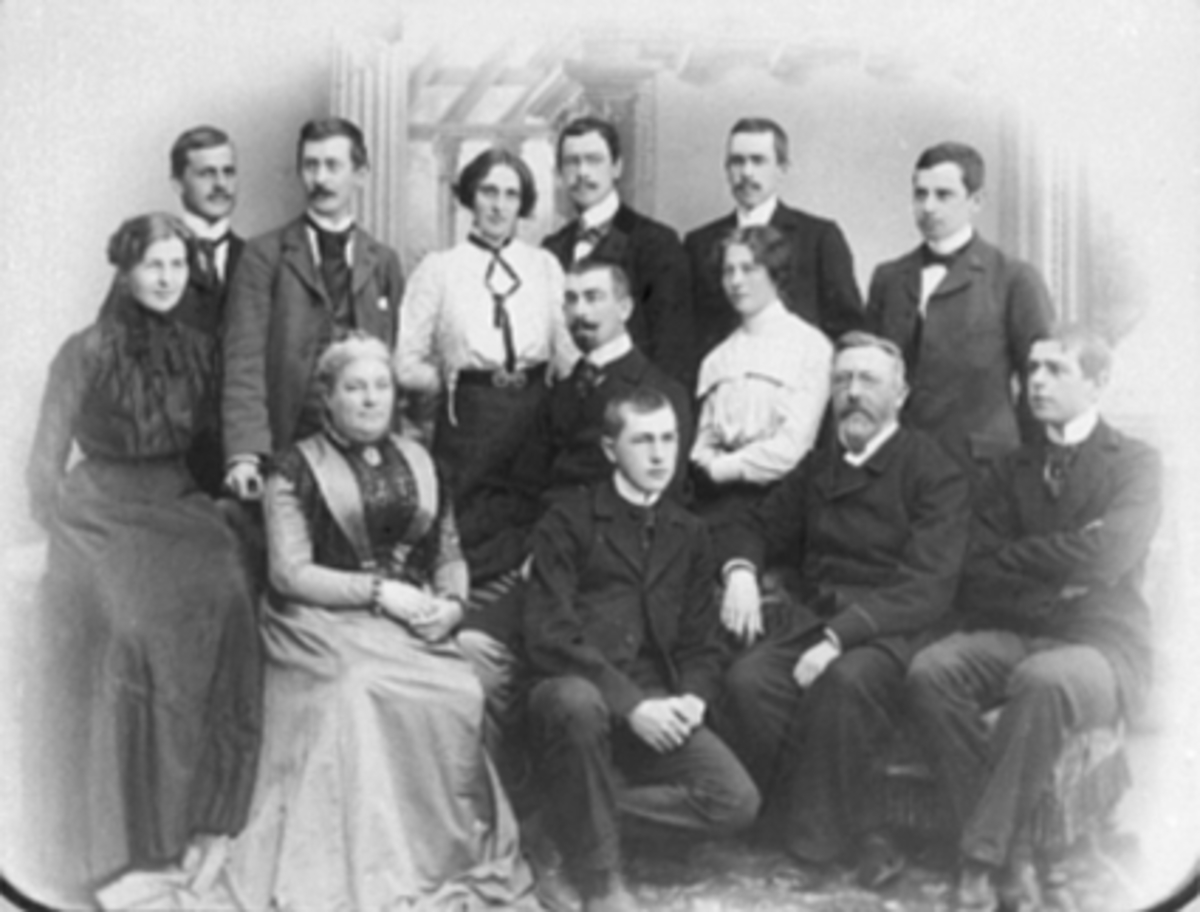 Hamar, gruppe 13, Familien til stiftsprost Hans Emil Erichsen, Første rad fra venstre: 
Jacobine Karine Hovland (08.06.1844-12.01.1908), Andreas Karenus Foss Erichsen (23.03.1874-1914) stiftsprost Hans Emil Erichsen (11.09.1842-28.11.1918), Nils Christian Erichsen (04.07.1872-1957), Andre rad fra venstre: Inger Marie Jensen (08.11.1880-) gift med Nils Christian, Edvard Martinus Erichsen (26.03.1875-1954), Bakerste rad fra venstre:
Jacob Joachim Erichsen (05.07.1880-1978), Andreas Karenus Foss Erichsen (23.03.1874-1914) (gift i 1901 med) Andrea Antonette Arvesen (1881-), Hans Ole Erichsen (26.05.1878-), 
Jens Jørgen Erichsen (02.11.1886-1955), og Halvor Folkestad Erichsen (1882- 1958)