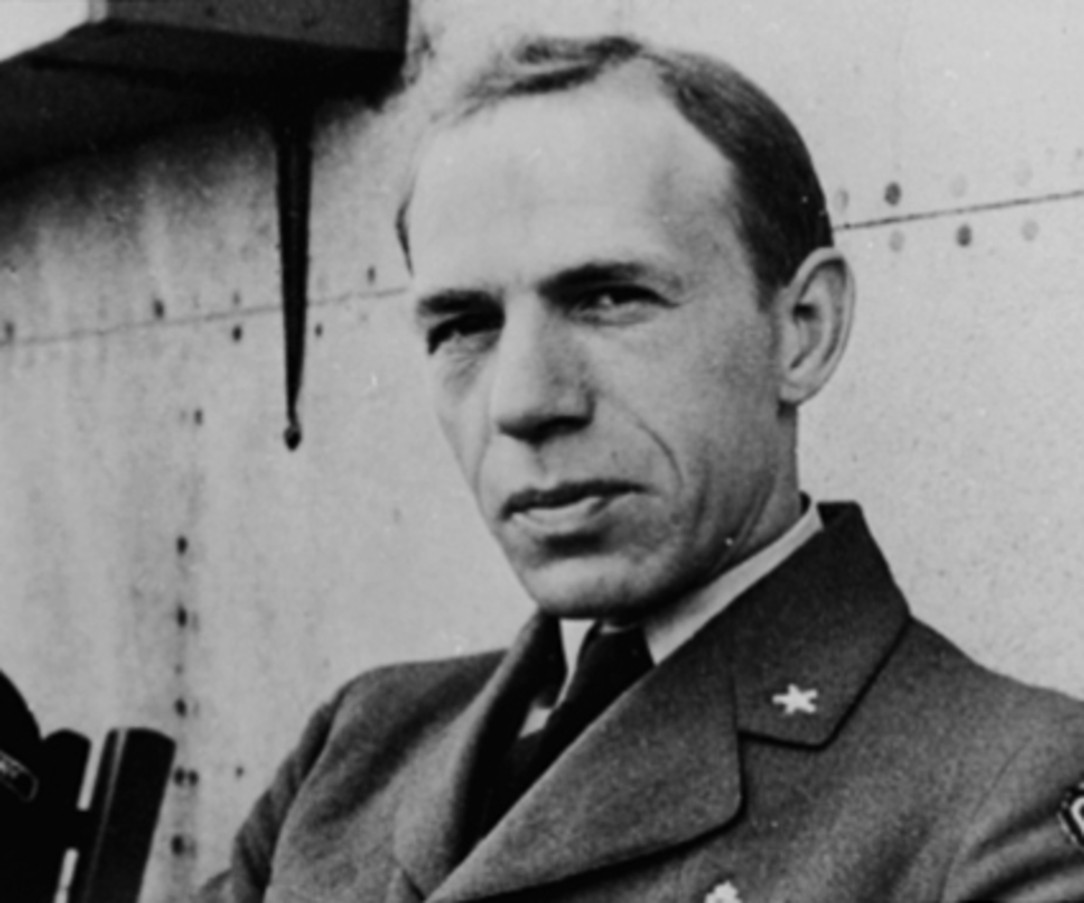 Hamar, Trygve Lars Øverli (16.12.1910-23.05.1943), flyver, her i Little Norway i Toronto Canada under andre verdenskrig, falt under krigen på Lucahrs flyplass i Skottland, minnestein på Hamar kirkegård, Trygve Øverli,