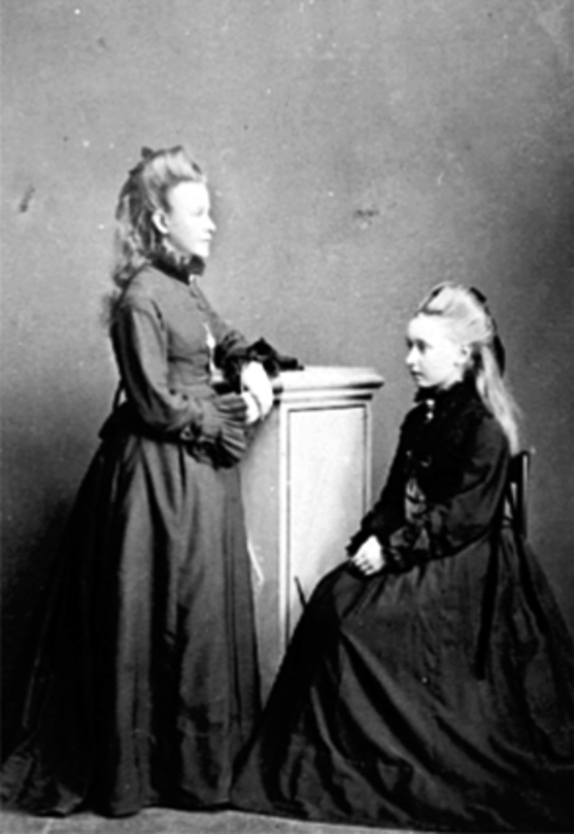 2 KONFIRMANTER FRA VENSTRE: FREDRIKKE FREDERIKSEN 1862 - 1948, RAGNHILDA ERIKSEN: SENERE FOTOGRAF, PIKEKJOLER