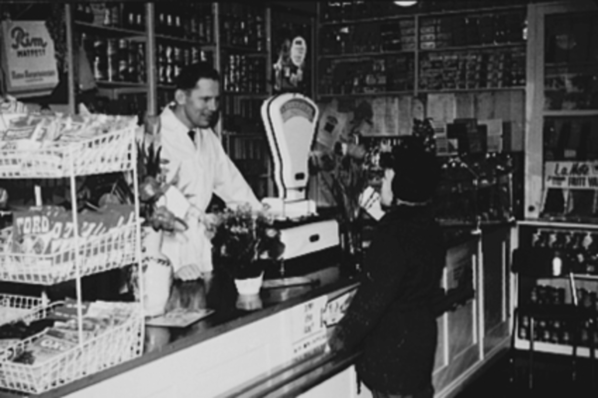 HOLSETGATA 19, REFSNES KOLONIALFORRETNING, BUTIKK, ARNE REFSNES EKSPEDERER ET BARN