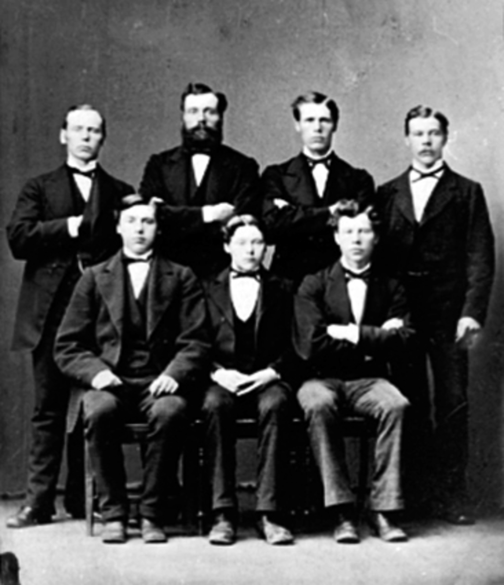 GRUPPE 7 MENN, FORAN FRA VENSTRE: MATHIAS HAMMER FØDT 1859, PETER HAMMER FØDT 1863 OG LUDVIG HAMMER FØDT 1857, BAK FRA VENSTRE: BERNT NIELSEN FØDT 1849, PEDER THORSHAUG FØDT 1847, JOHAN NIELSEN FØDT 1854 OG LARS NIELSEN 1851 - 1934