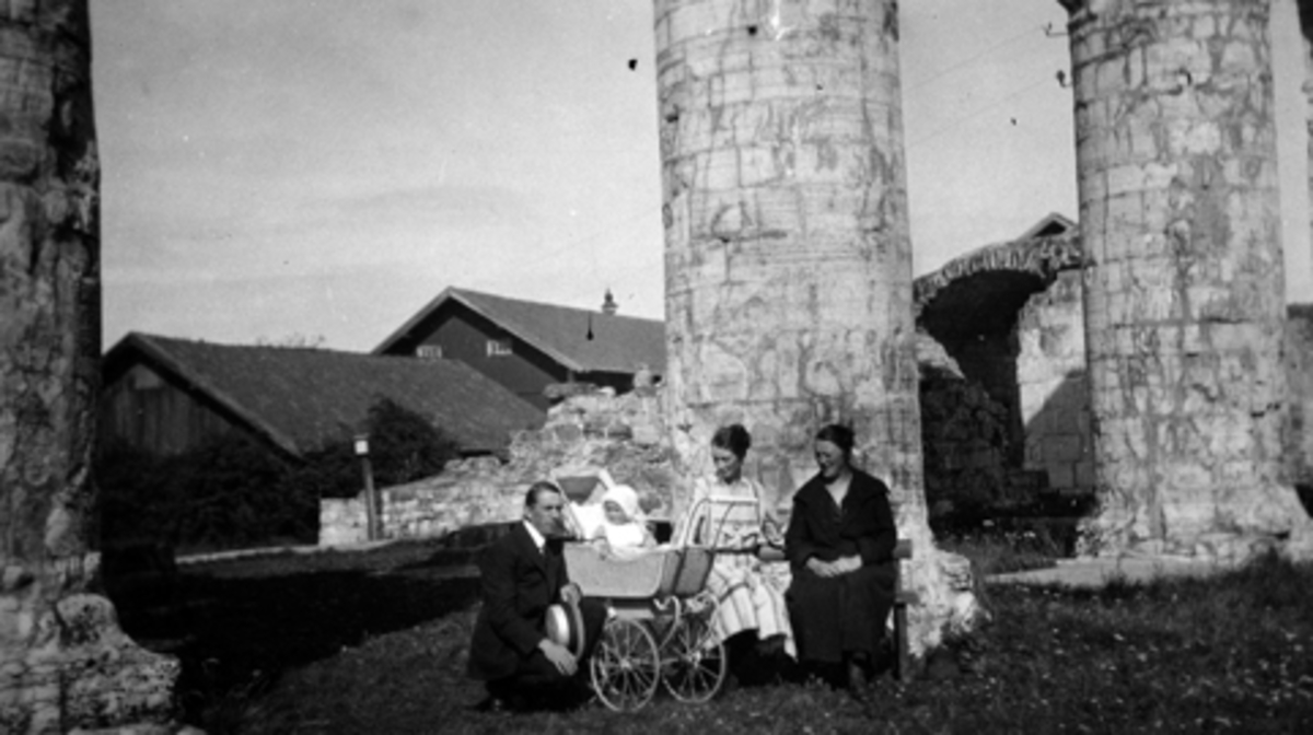DOMKIRKERUINEN, F. V. TRYGVE HANSEN, AASE AKRE-HANSEN I BARNEVOGN, BERTHE AKRE-HANSEN, FRU BANKSJEF RØGEBERG. 