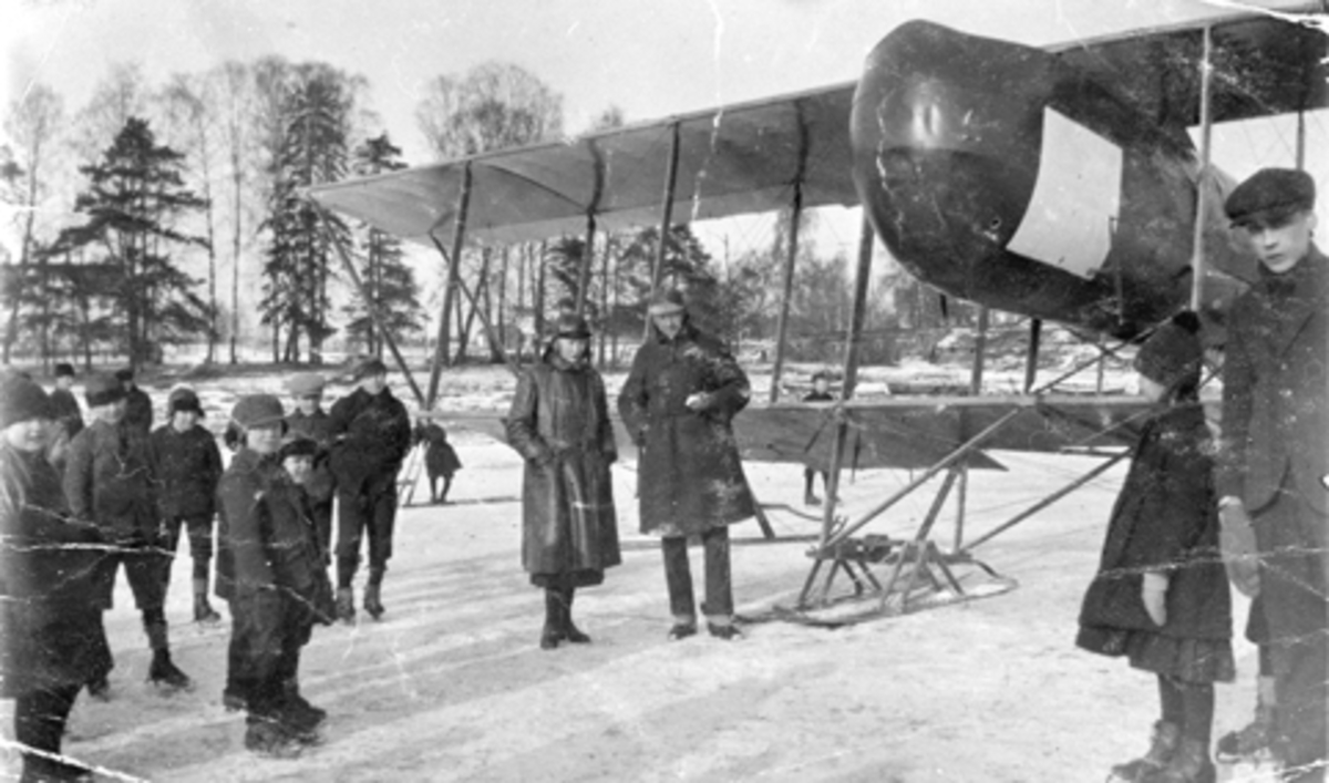 Hamar, Koigen, Mjøsisen, ingeniør Sverre Hagen kjøpte et utrangert fly fra hæren, en Farman Shorthorn F.F.2 på auksjon, fikk regisrteringsnummer N.22, sammen med flyveren Johan Stang skulle de kjøre flyet til Hamar for første gang 12. januar 1923. Det ble strabasiøs tur med motorfeil, det er på denne turen at de kjører under jernbanebrua på Minnesund,