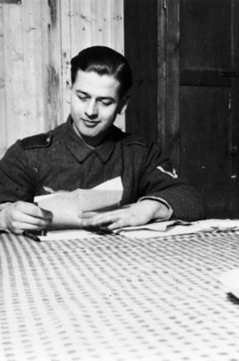 Hamar ?,  Lillehammer ?, andre verdenskrig, tysk soldat leser brev på brakka,