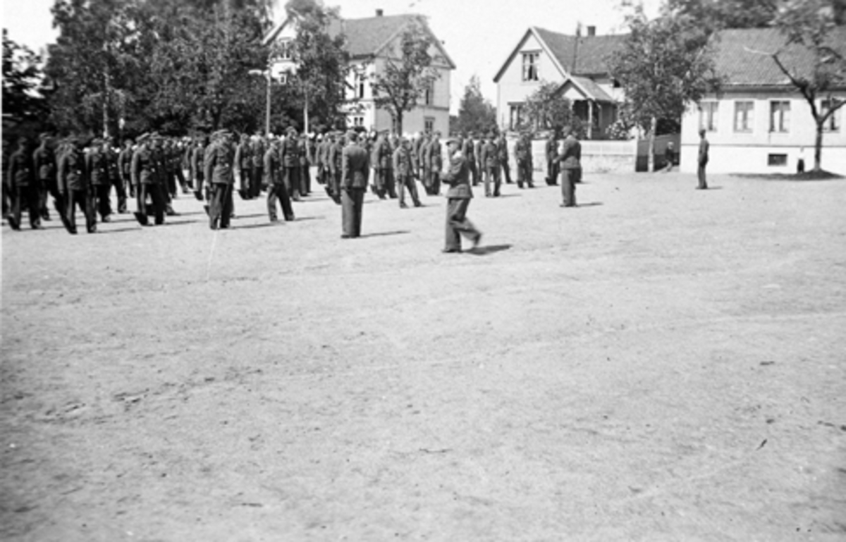 Hamar, Vestre Torg, Andre verdenskrig, arbeidstjenesten AT, oppstilling av menn i uniform,