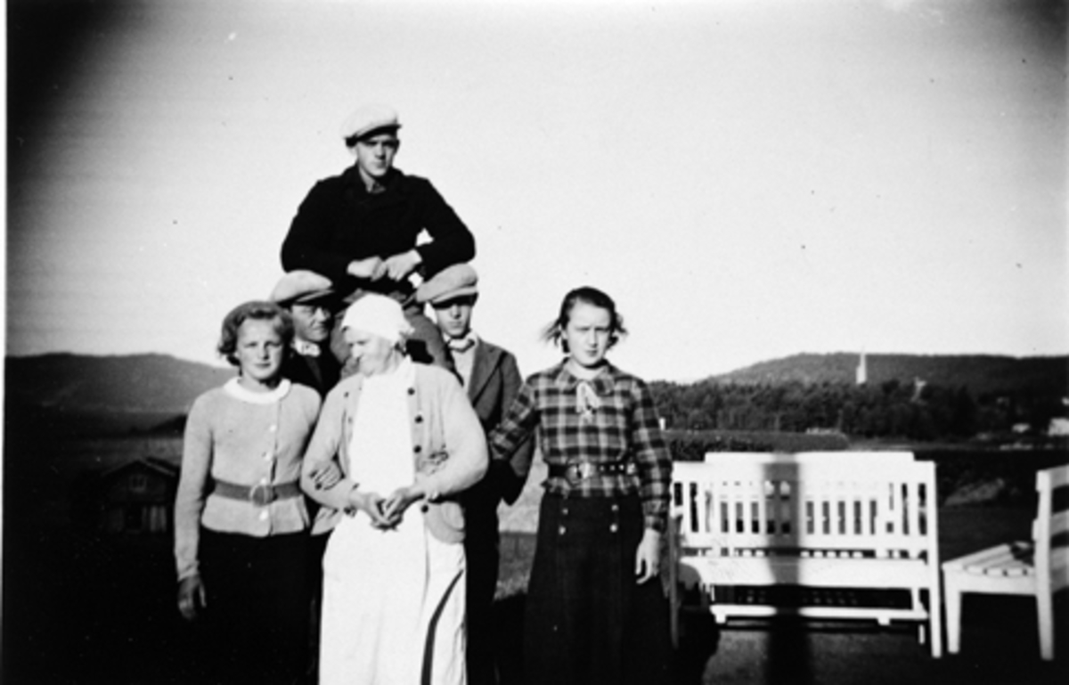 HEDMARKSMUSEET, DOMKIRKEODDEN, , GRUPPE MENN KVINNER UTENFOR RESTAURANTEN. MENNENE JOBBET I RUINEN HVER SOMMER. FORAN F. V KARIN TANGEN. FØDT SANDEN, GØNNER SANDEN, RANDI HANSEN, F. MOEN. BAK F. V OSVALD LARSEN, SVERRE SANDEN(BAKERST) OG EGIL VIK. CA. 1938-1939. 