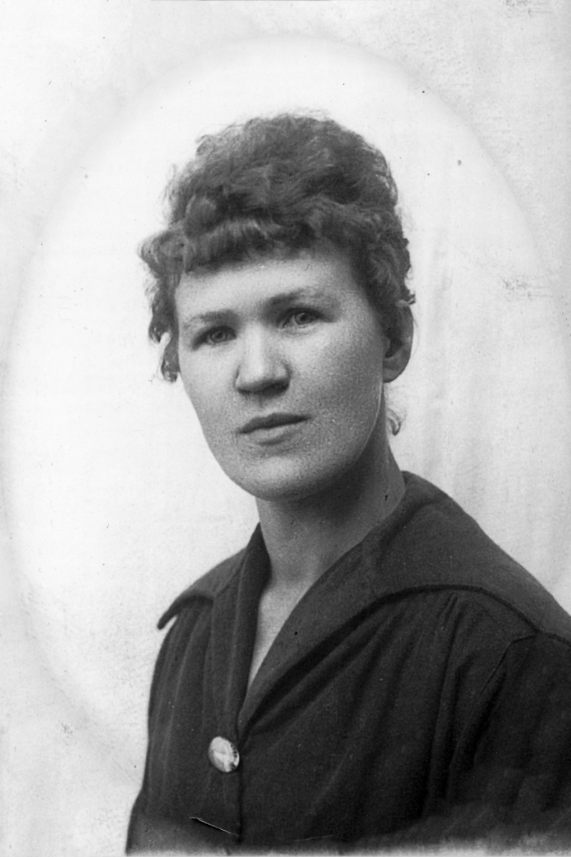Portrett Martha Karoline Olsen Bakken. Født 03. 12. 1893. 

Hun var fra Ottestad. Og vokste opp i et Våningshus på Løvli. (Løvli lå rett bak/nedenfor Esso stasjonen i Ottestad (bessa). Hun fikk tidlig jobb som tjenestejente i Hamar, og i voksen alder jobbet hun på Bellevue på Ajer. Hun serverte kongen da han var på Hamar ved krigsutbruddet. Hun fikk i 1923 sønnen Arvid Magne Gundersen, sammen med Alfred Gundersen. Hun giftet seg senere med Johan Rønning. Hun døde i 1946. 