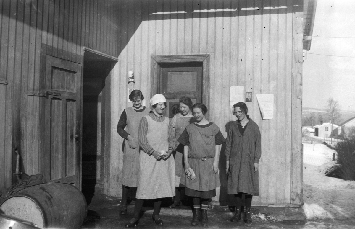 B. Stensruds kolonialforretning, Furnesvegen 140, Solvang, Vang H. "Forretningen ble startet i 1912 av Bernt Stensrud. Forretningen er velassosiert kolonial og fetevareforretning og fører dessuten glass, steintøi og kjøkkenutstyr. Den har for tiden en forholdsvis stor kundekrets". (Det Norske Næringsliv, Hedmark Fylkesleksikon, utgitt 1952) Ansatte i bakgården, ukjente. 