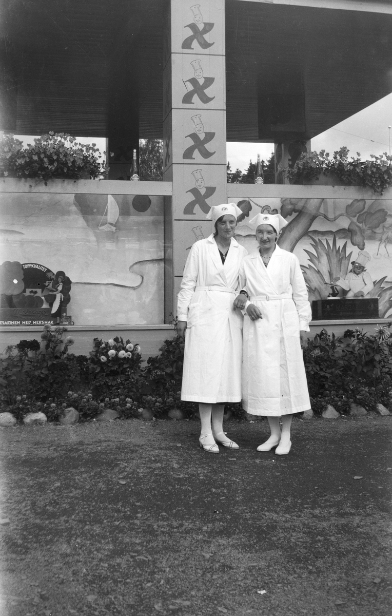 Varemesse, Ridehuset på Storhamar 1933. To ukjente kvinner. Representanter for Hedmark Meieri?
