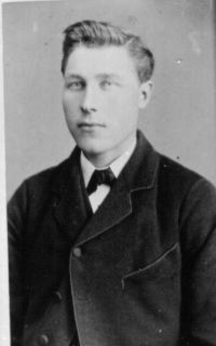 Johan Larsen Ekeberg (1859-1918). Båtbygger som sin far og gardbruker på Trosterud fra 1896.