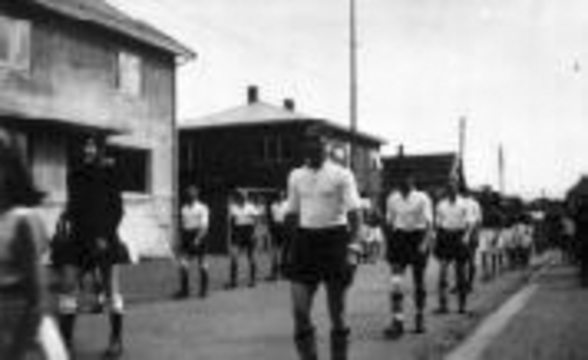 Brumunddals fotballag. Fotballspillere i opptog mot Sveum, Brumunddal.