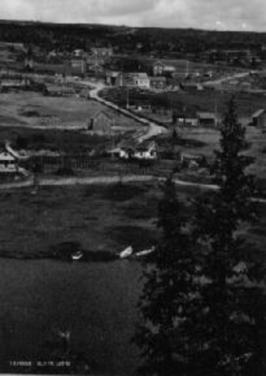 Postkort, Oversikt over Sjusjøen, sommerlandskap med hyttebebyggelse. Graaten.