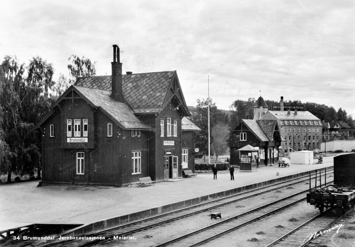 postkort-brumunddal-jernbanestasjon-helmer-huseby-s-meieri-i