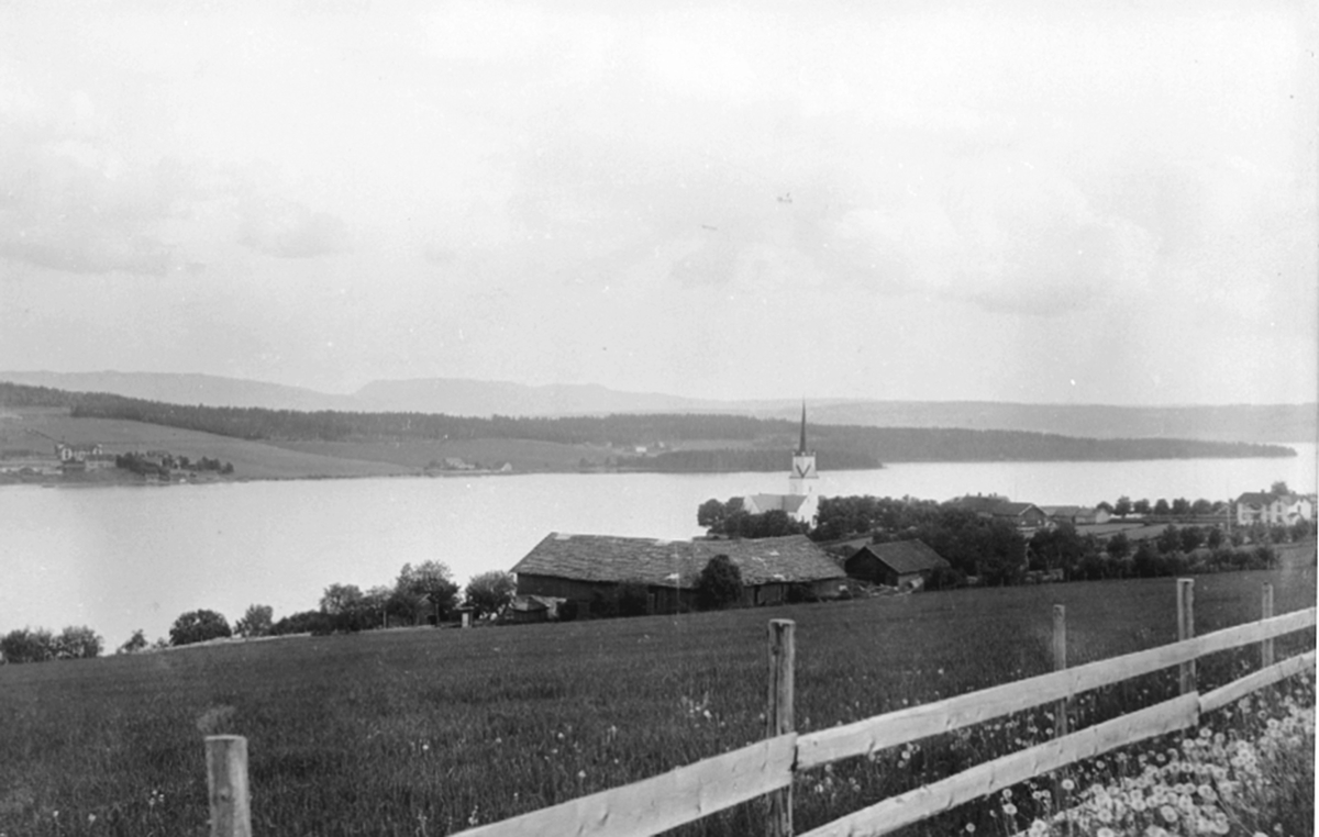 Tingnes mot Nessundet og Helgøya. Låven på Frydenlund i forgrunn. Nes Kirke.