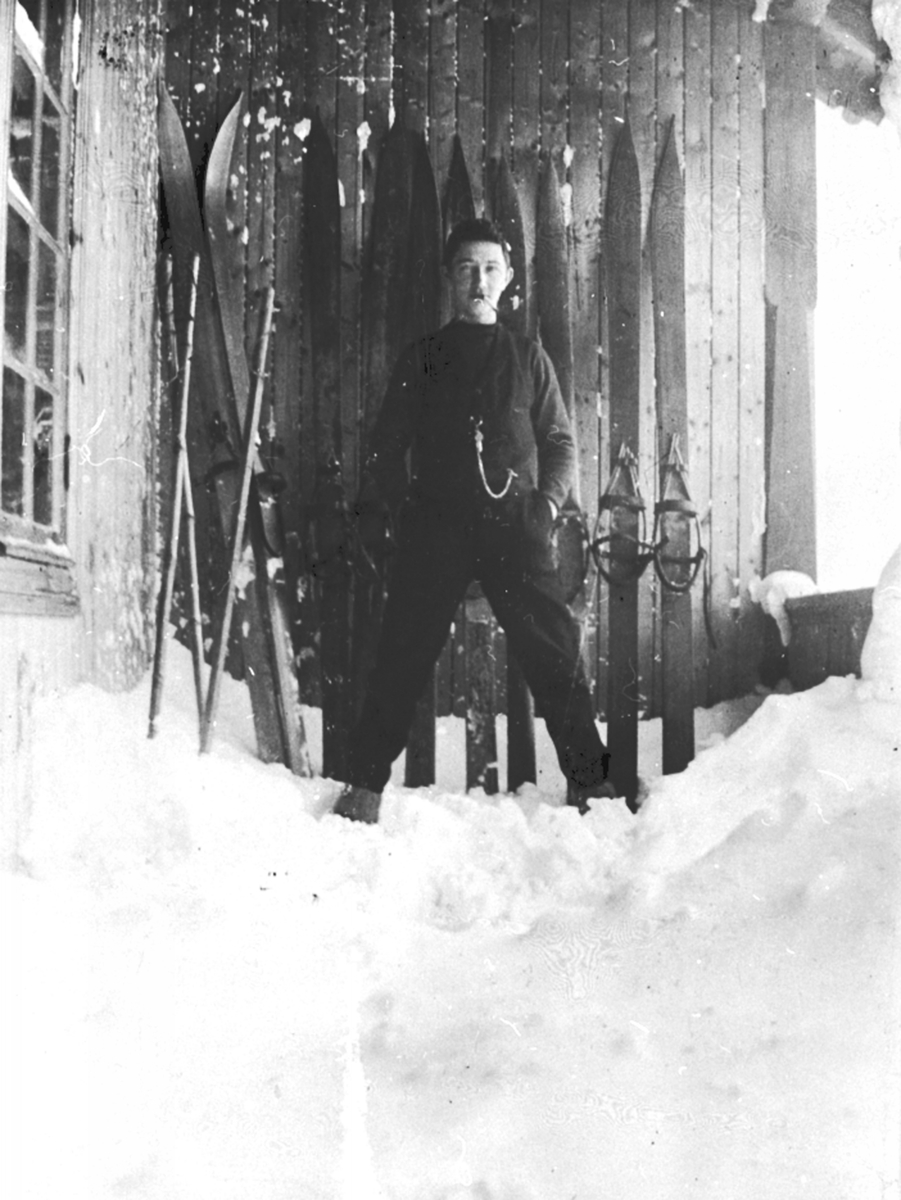 Mann på veranda. Ski, staver. Påskeferie på Nordseter, Ringsakerfjellet.