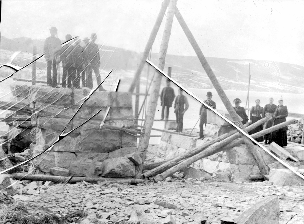 Ringsaker, Ring, Jernbaneutbygging, anleggsarbeid, anleggsarbeidere, Hamar- Selbanen, Bygging av vegundergang ved Samuelstuen, Tørrmuring av stein med stubbebryter,