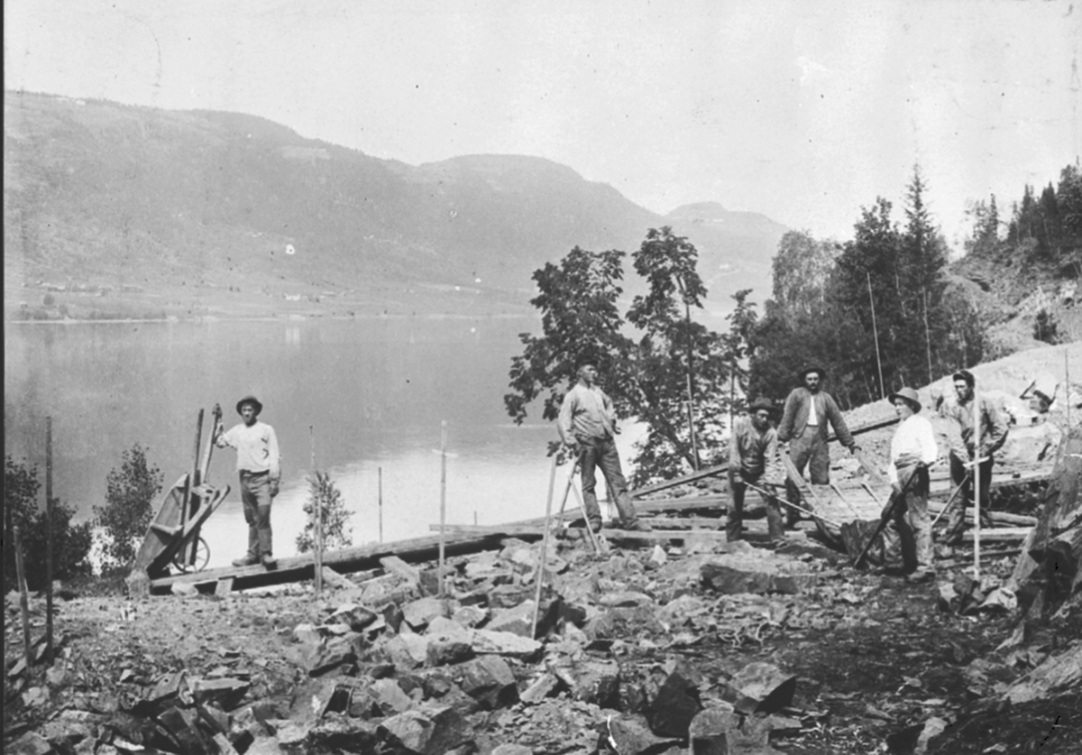 Gruppe jernbanearbeidere som bryter stein, Brøttum-Bergseng, Ringsaker.