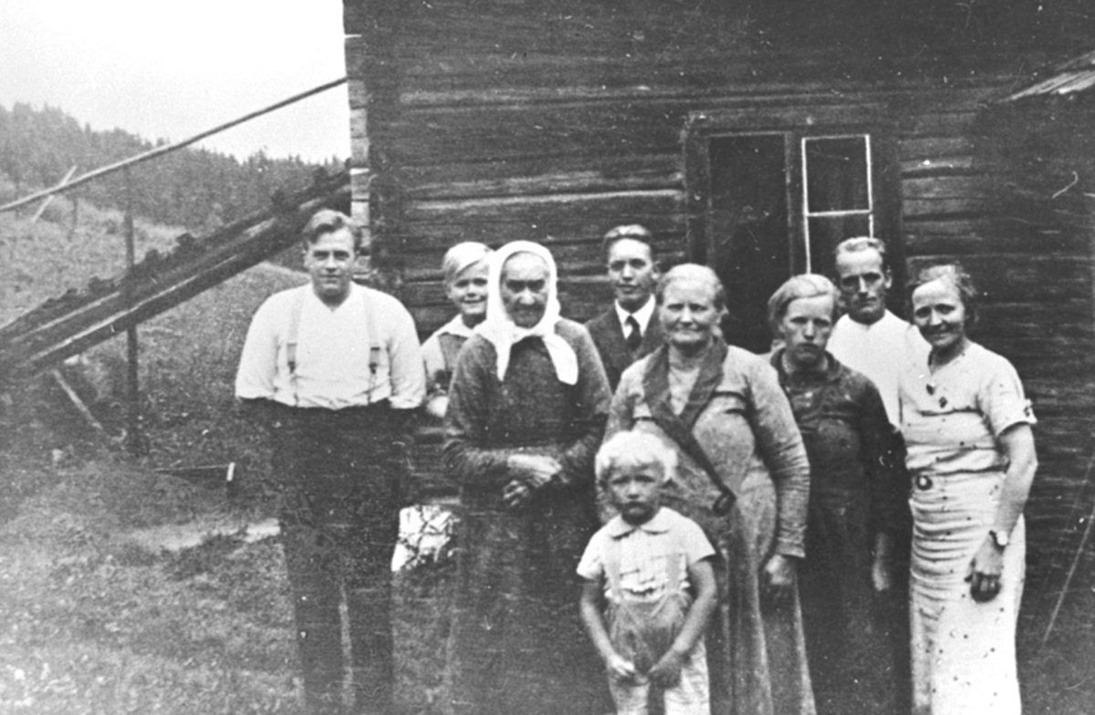 Foran fra venstre er Ole Sveen f.1897, Tonette Frydenlund f.1853, Karoline Sveen f.1869, Ivar Bu, Petra Sveen f.1901, Eline Bu. Bak er Bjarne Løkken, Martin Sveen, Aksel Sveen f.1898. Svartåssvea, Lismarka, Ringsaker.