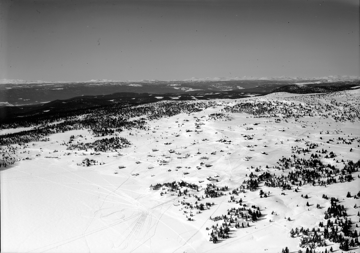 Flyfoto av Sjusjøen, Ringsakerfjellet. Oversikt fra stor høyde. Vinter.