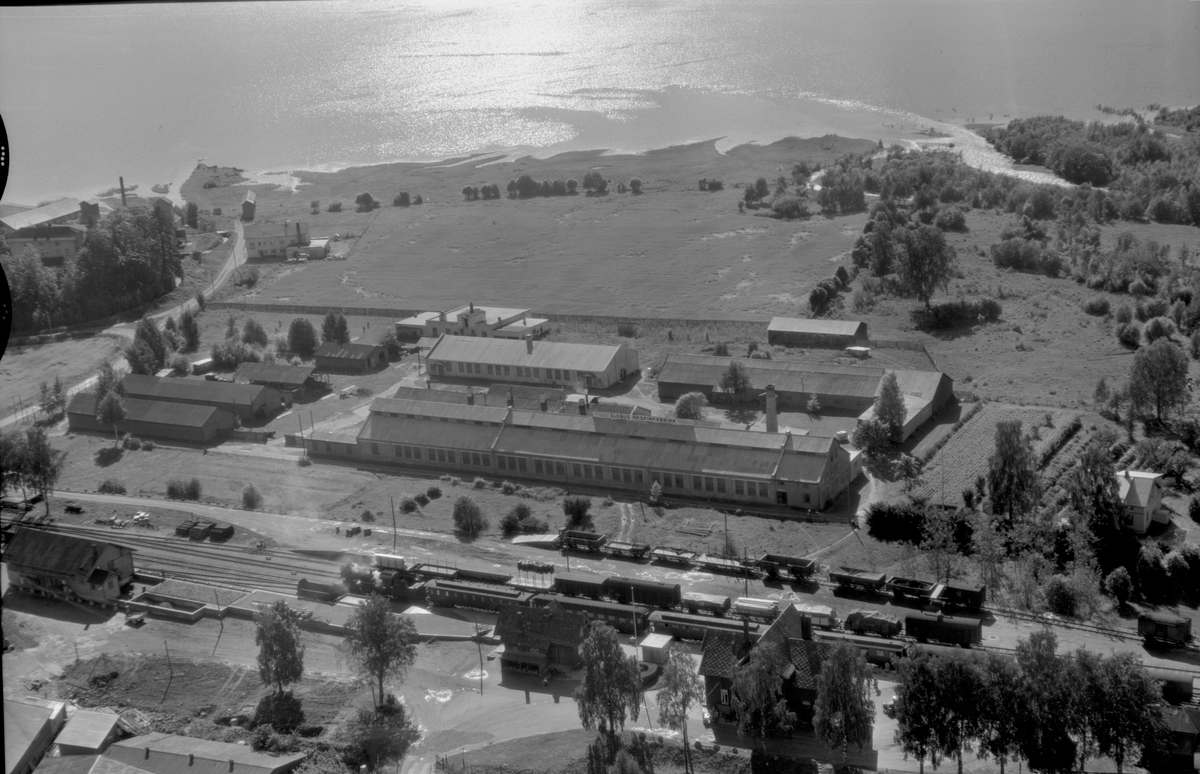 Flyfoto av Brumunddal stasjon, Globus Maskinfabrikk, Brumunddal.