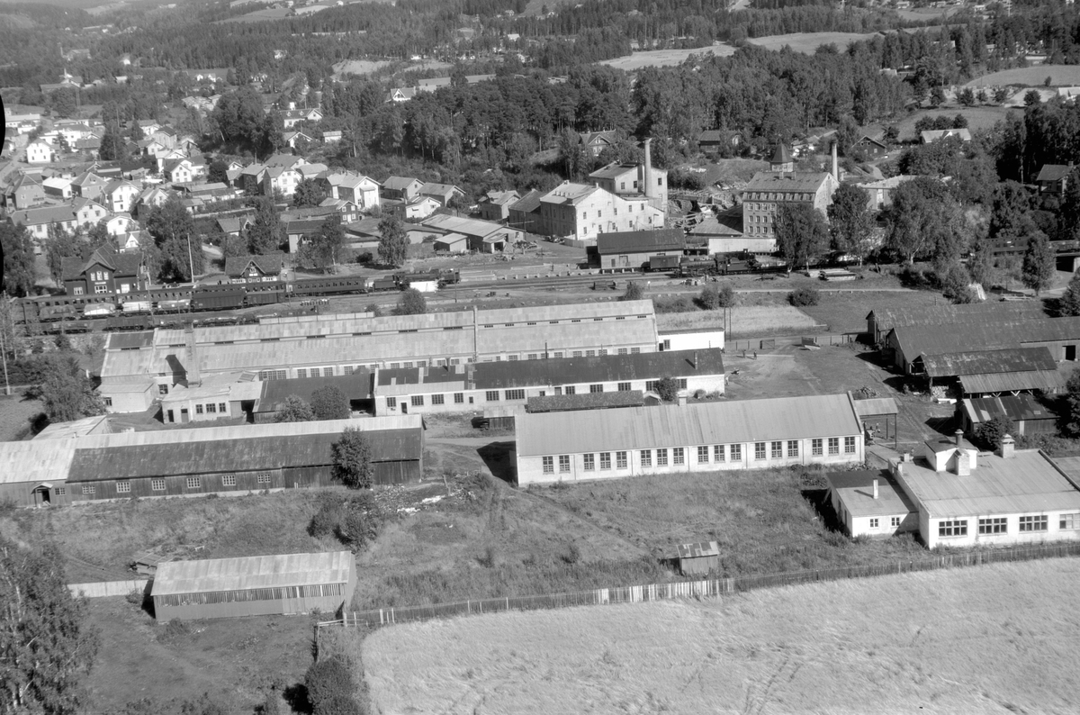 Flyfoto av Brumunddal stasjon, Globus Maskinfabrikk, Brumunddal.