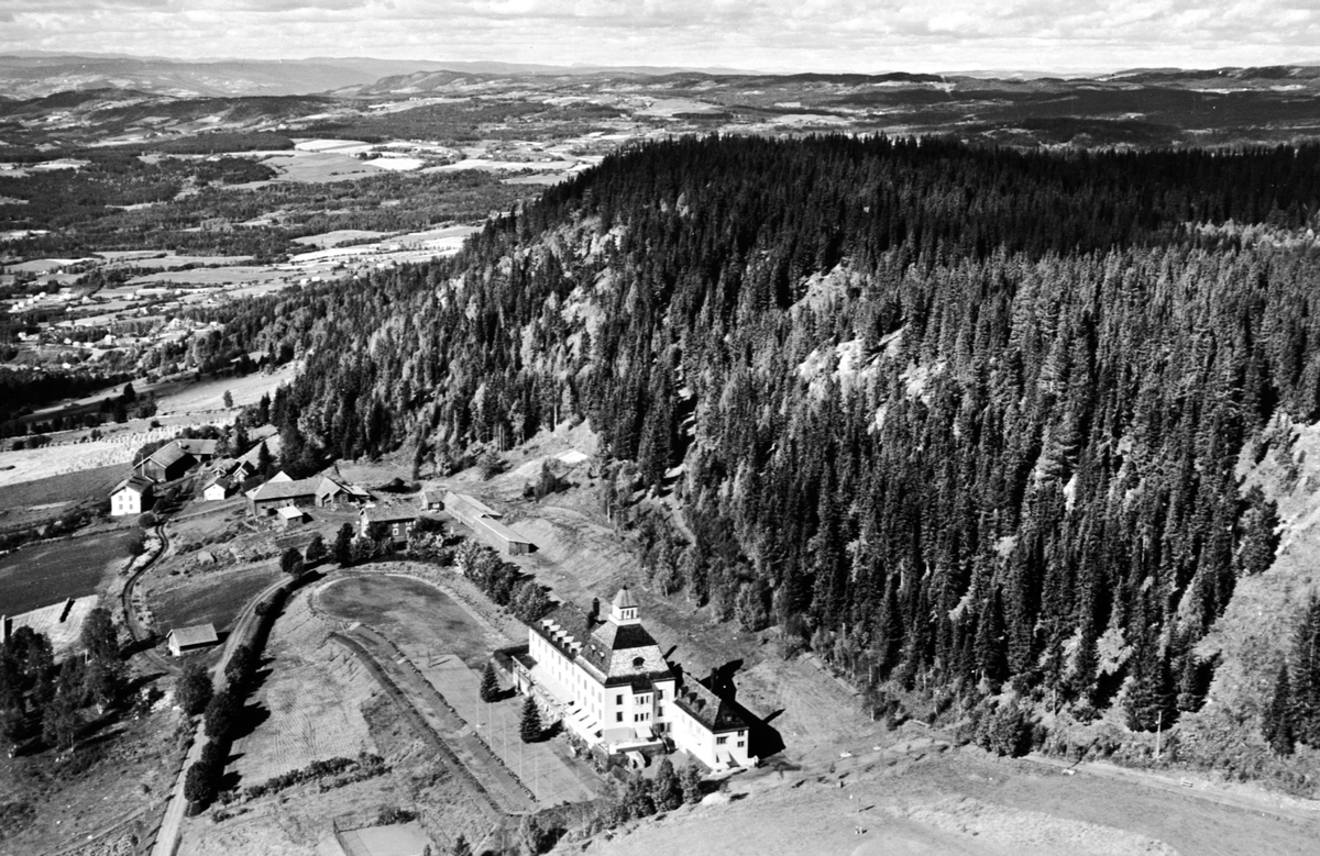 Flyfoto av Høsbjør turisthotell, Furnes, Ringsaker. Høsbjørkampen.