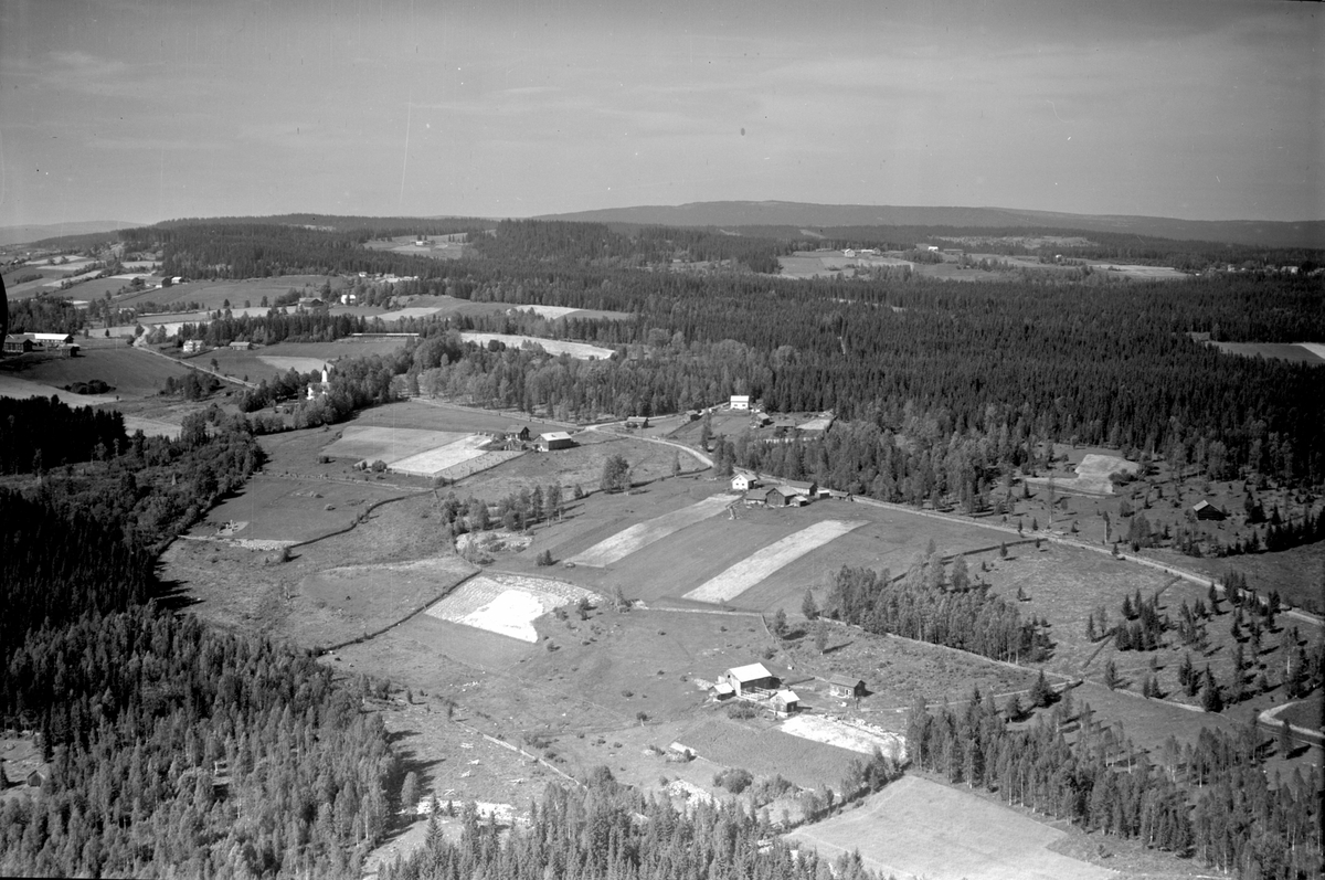 Flyfoto Åsmarka. Landskap. Fra høyre og oppover mot venstre: Enga?, Fleskerud, Kirkenær, Åsmarka kirke, Nedre Aasen.