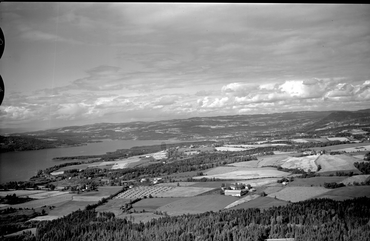 Flyfoto, landskap i Furnes mot Mjøsa, Brumunddal og Veldre. Wetten gård i forgrunnen.