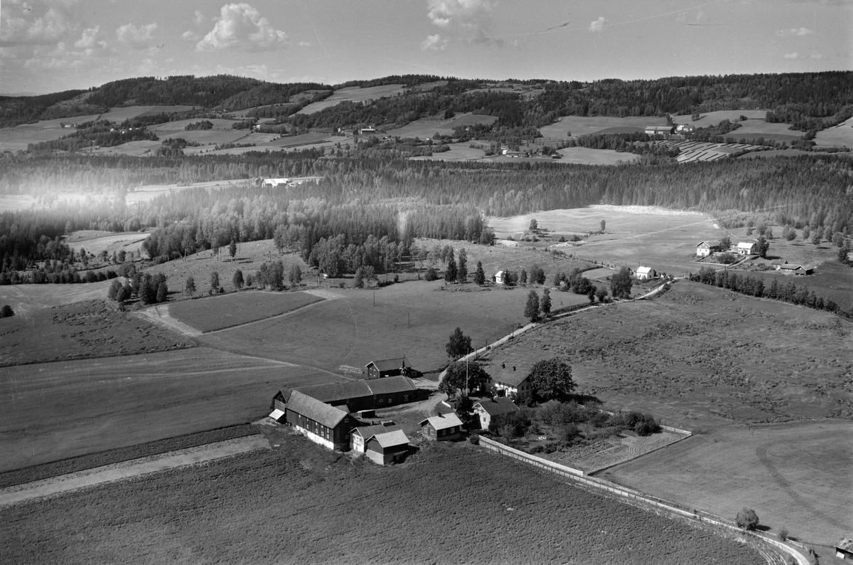 Flyfoto av Bogsti gard, Rudshøgda, Ringsaker.