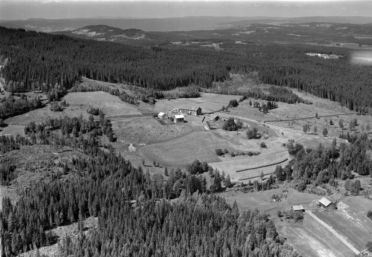 Flyfoto av Raudberget gard, Næroset, Ringsaker.