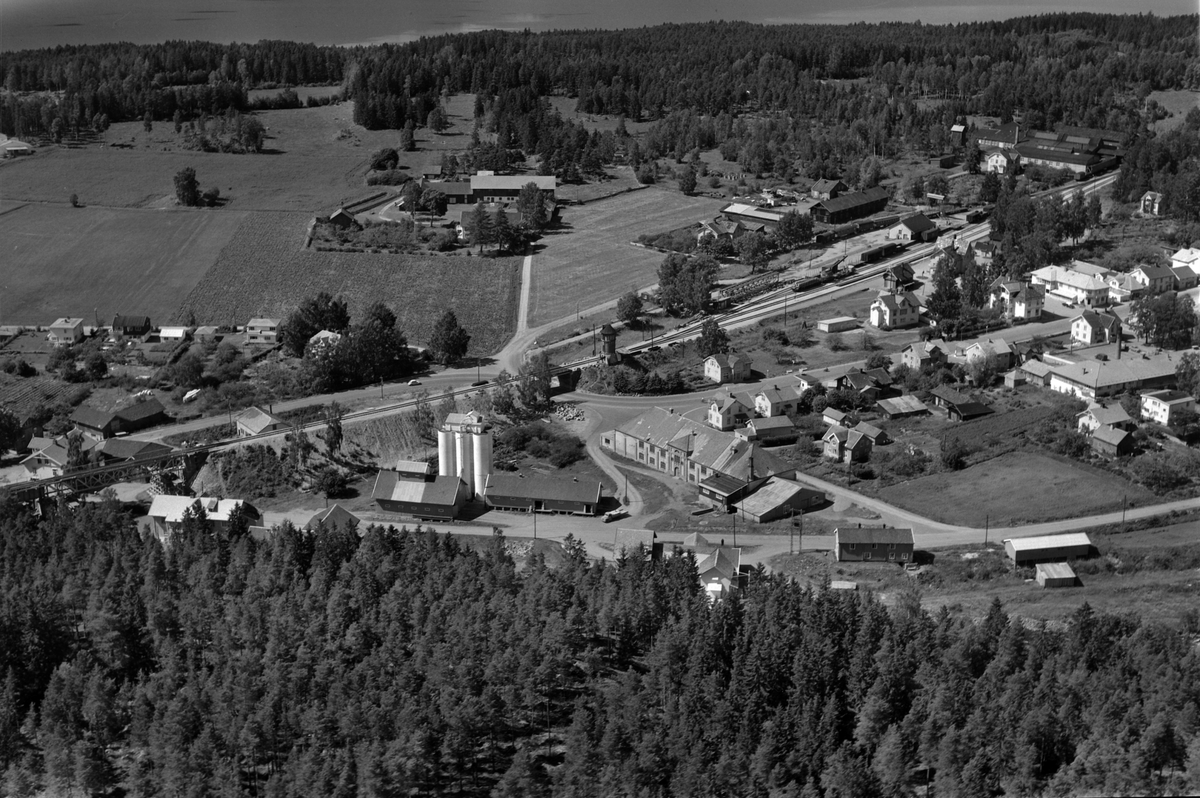 Ringsaker, Moelv sentrum, flyfoto, bak fra venstre Mo gård, Lundemo Brug som Moelven Brug kjøpte i 1916, Edv. Bjørnruds Maskinfabrikk, Storgata med forretninger. taket tilNedre Bruvold nede til venstre bolighuset til familien Sundgaard, Brovold mølle med ny kornsilo som ble byg 1953, Jolo lærfabrikk, Brovold mølle i forgrunnen, Bruvold øvre,