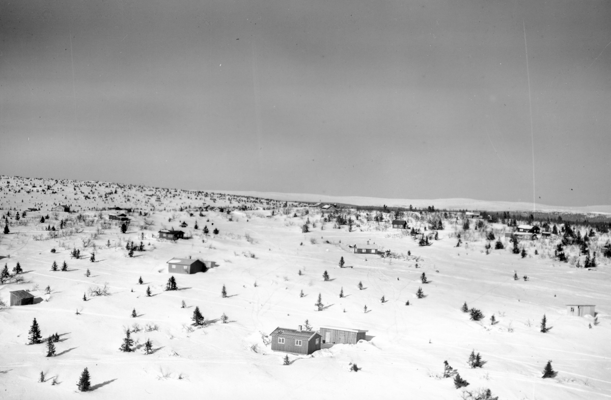 Flyfoto av bebyggelse i vinterlandskap på Sjusjøen, Ringsaker Almenning.