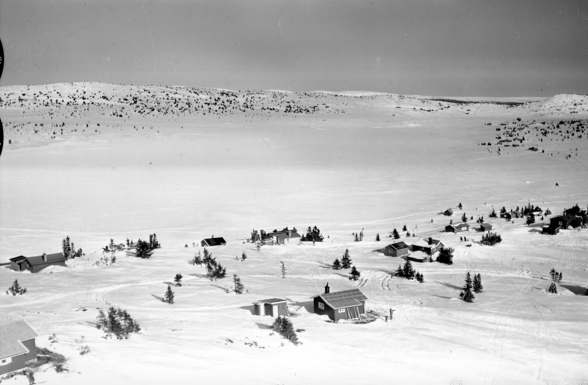 Flyfoto av bebyggelse i vinterlandskap på Sjusjøen, Ringsaker Almenning.