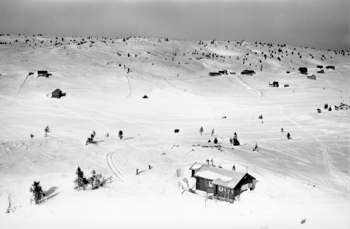 Flyfoto av bebyggelse i vinterlandskap på Sjusjøen, Ringsaker Almenning.